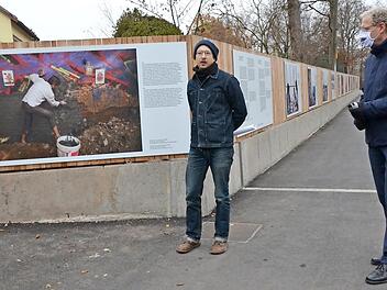 Florian Lang spricht in Anwesenheit von Bürgermeister German Hacker bei der Eröffnung seiner Ausstellung.  Fotos: Bernhard Panzer