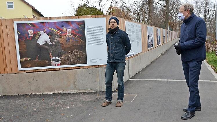 Florian Lang spricht in Anwesenheit von Bürgermeister German Hacker bei der Eröffnung seiner Ausstellung.  Fotos: Bernhard Panzer