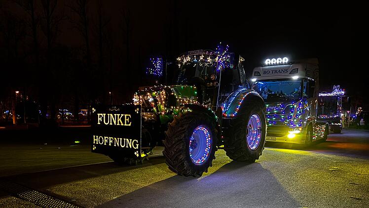 Weihnachtlich geschmückte Traktoren: "Ein Funken Hoffnung für alle" Lichterfahrt