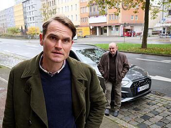 In seinem neuesten Fall, der am Sonntag, 14. September, im Ersten ausgestrahlt wird, ermittelt Fabian Hinrichs (vorne) alias Felix Voss in Nürnberg erstmals ohne Kollegin Paula Ringelhahn. Dafür erhält er Unterstützung von seinem Fahrer Fred (Sigi Zimmerschied).