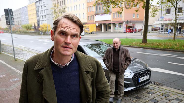 In seinem neuesten Fall, der am Sonntag, 14. September, im Ersten ausgestrahlt wird, ermittelt Fabian Hinrichs (vorne) alias Felix Voss in Nürnberg erstmals ohne Kollegin Paula Ringelhahn. Dafür erhält er Unterstützung von seinem Fahrer Fred (Sigi Zimmerschied).