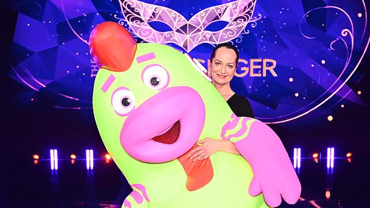 Es hat sich ausgequietscht! Schauspielerin Natalia Wörner wurde enttarnt und musste bei "The Masked Singer" die Maske des süßen Hundespielzeugs fallen lassen.