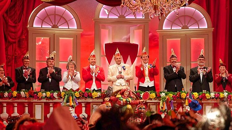 Der Elferrat der "Fastnacht in Franken" regiert in den Mainfrankens&auml;len von Veitsh&ouml;chheim mit Sitzungspr&auml;sident Christoph Maul.