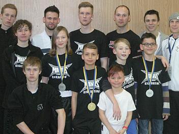 Mit elf Podestplätzen kehrte das Eberner Kickboxteam von den bayerischen Meisterschaften aus Schweinfurt zurück. Unser Bild zeigt die erfolgreiche Mannschaft, hintere Reihe von links Dirk Schmidt, Stefan Kaffer, Daniel Zillig, Stefan Güßbacher, Vincent Schorn, Coach Jürgen Schorn, Mitte: Svenja Dietze, Johanna Zeitler, Darius Strätz, Leon Derbfuß, Leonard Müller, vorne: Dominique Zeitler, Julius Strätz.
