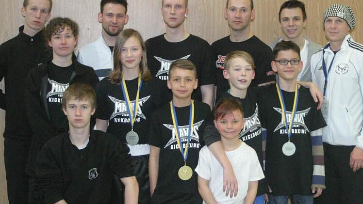 Mit elf Podestplätzen kehrte das Eberner Kickboxteam von den bayerischen Meisterschaften aus Schweinfurt zurück. Unser Bild zeigt die erfolgreiche Mannschaft, hintere Reihe von links Dirk Schmidt, Stefan Kaffer, Daniel Zillig, Stefan Güßbacher, Vincent Schorn, Coach Jürgen Schorn, Mitte: Svenja Dietze, Johanna Zeitler, Darius Strätz, Leon Derbfuß, Leonard Müller, vorne: Dominique Zeitler, Julius Strätz.