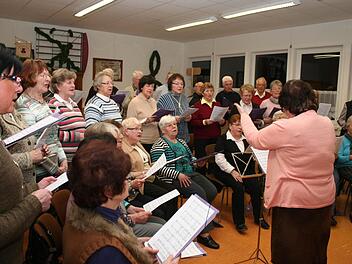 Bei der Chorprobe unter der Leitung von Irina Konjaev (r.) ist zu sehen, dass es an Männerstimmen mangelt. Fotos: Evi Seeger