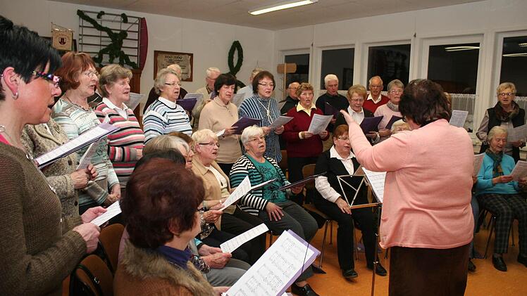 Bei der Chorprobe unter der Leitung von Irina Konjaev (r.) ist zu sehen, dass es an Männerstimmen mangelt. Fotos: Evi Seeger