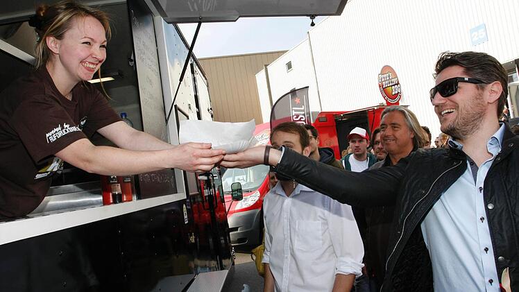 Die Architektin Helene Volkert verkauft neuerdings "Guerilla Gröstl" vom Food Truck herab. Foto: Peter Budig