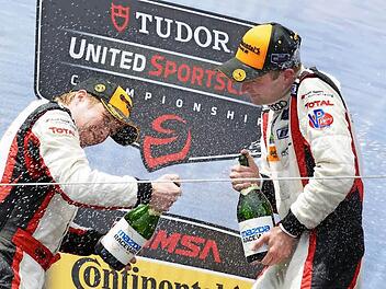 Christopher Haase und sein Teamgefährte Bryce Miller lassen in Detroit die Sektkorken knallen. Foto: Bob Chapman