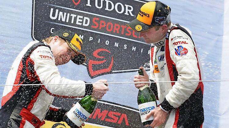 Christopher Haase und sein Teamgefährte Bryce Miller lassen in Detroit die Sektkorken knallen. Foto: Bob Chapman