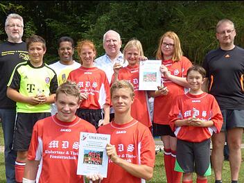 Auch Urkunden gab es für die erfolgreichen Kicker. Das Team aus Schlimpfhof und Oberthulba gewann das Turnier. Foto: Udo Sell