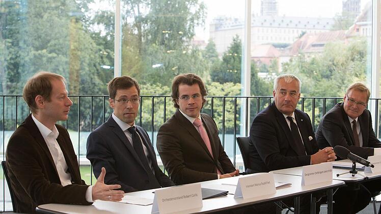 (v. l.) Orchestervorstand Robert Cürlis, Intendant Marcus Rudolf Axt, der designierte Chefdirigent Jakub Hruša, Kultusminister Ludwig Spaenle, OB Andreas Starke