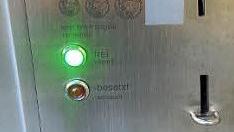 So groß kann ein Toilettenschlüssel sein. Nach Einwurf von 50 Cent lässt sich die Edelstahltür zum "Örtchen" am Rathaus öffnen.