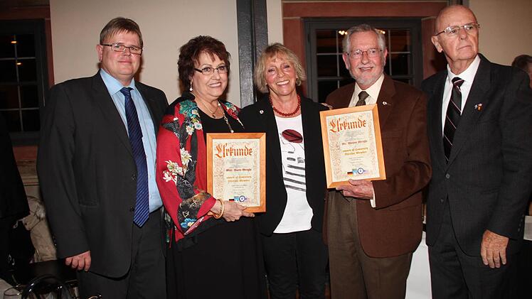 Eine Urkunde für ihre Verdienste erhielten Susie und Wyan Wright (Zweite und Vierter von links) aus Vandalia. Mit im Bild (von links) Stefan Gerstner, Monika Faber und Harvey Kimmel. Foto: Gerda Völk