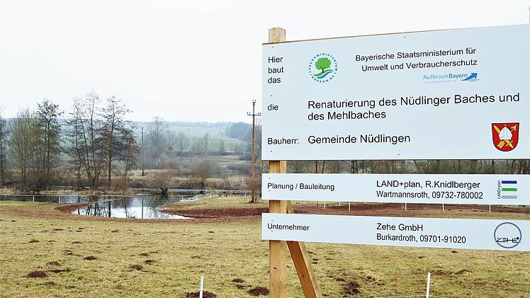 Vom Mühlweg blickt man auf den Mäander des Nüdlinger Baches Foto: Sigismund von Dobschütz
