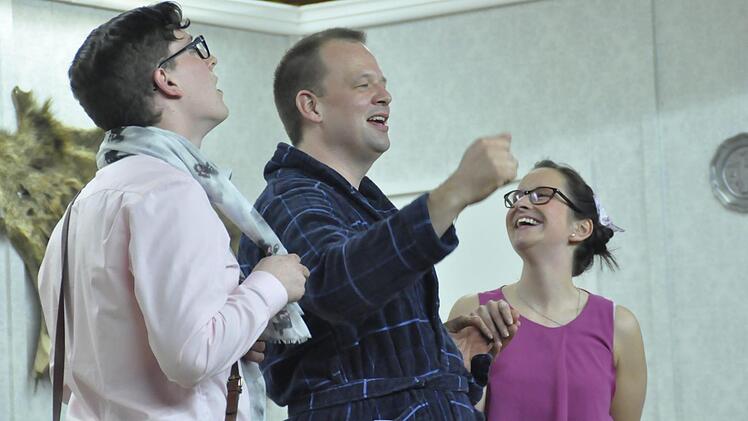 Sie schafften etwas, worüber manche Theatergruppe neidisch werden könnte: Sie begeisterten zwei Stunden lang ihr Publikum auf höchstem Niveau.  Foto: Peter Klopf