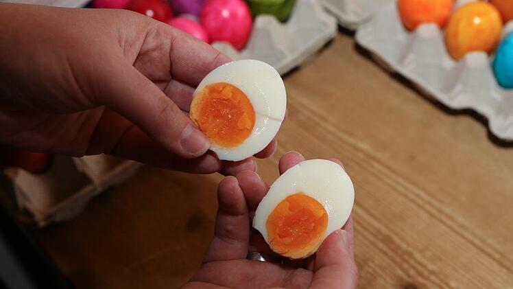 Die gelbe Farbe des Eidotters wird vom Futter bestimmt. Foto: Barbara Herbst