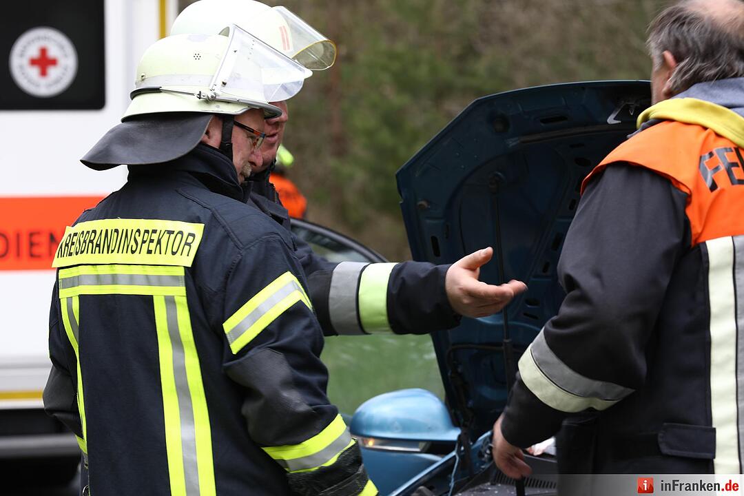 Golf kollidiert mit Traktor: 49-Jährige schwer verletzt
