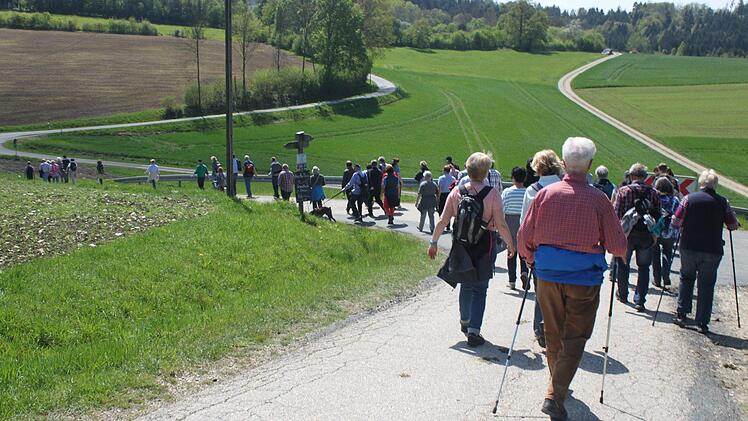 Unterwegs zu neuen Eindrücken: Zuhörer und Spaziergänger ließen sich von Strecke und Geschichten in den Bann schlagen.Foto: Markus Häggberg