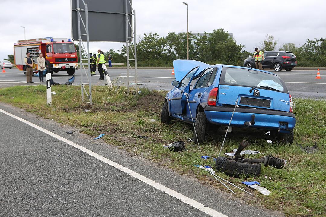 Traurige Bilanz eines Verkehrsunfalls: Eine Tote und drei Schwerverletzte - Mercedes rammt frontal in Beifahrerseite von Opel