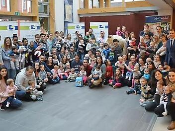 Die jungen Familien wurden in die Gerold-Strobel-Halle eingeladen. Foto: privat