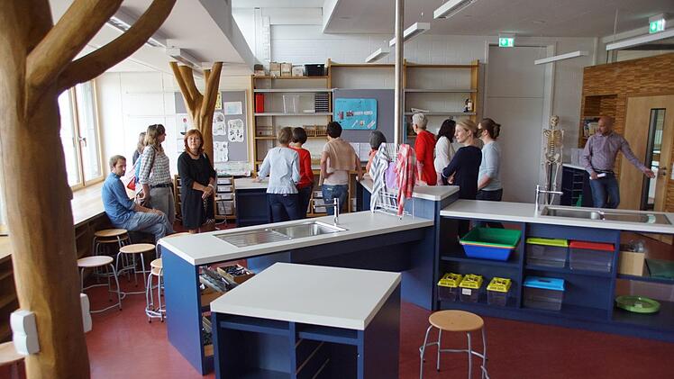Wie moderne Lernlandschaften aussehen können, das erlebten die Mitglieder des "Netzwerkes Ganztag" an der Dreiberg-Schule in Knetzgau, hier im Forschungs- und Experimentierraum der Mittelschule.Sabine Weinbeer