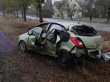 Eine 39-J&auml;hrige wurde bei Leutershausen im Landkreis Ansbach in ihrem Auto eingeklemmt, nachdem sie gegen einen Baum geprallt war. Foto: News5/Haag