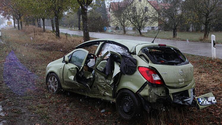 Eine 39-J&auml;hrige wurde bei Leutershausen im Landkreis Ansbach in ihrem Auto eingeklemmt, nachdem sie gegen einen Baum geprallt war. Foto: News5/Haag