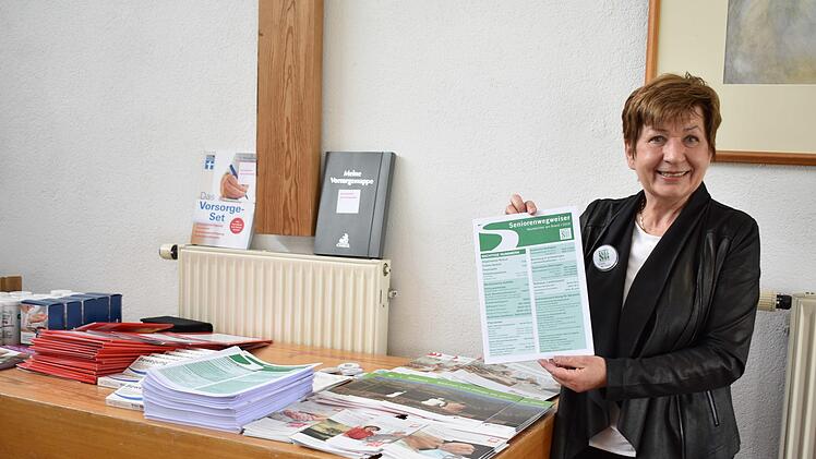 Gisela Norbach zeigt den neu erstellten Seniorenwegweiser. Foto: Petra Malbrich