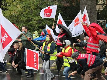 Sie fordern mehr Geld und gehen in den Streik: Angestellte des öffentlichen Dienstes demonstrierten in Forchheim. Fotos: Vera Schiller