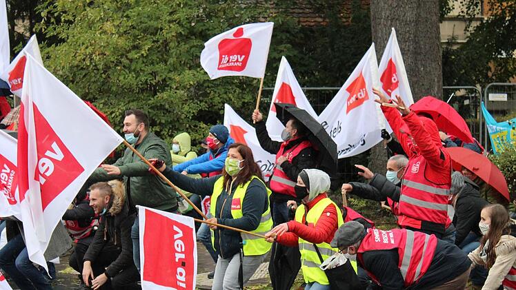 Sie fordern mehr Geld und gehen in den Streik: Angestellte des öffentlichen Dienstes demonstrierten in Forchheim. Fotos: Vera Schiller