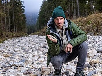 Felix Neureuther geht für die ARD den Herausforderungen des Alpentourismus auf die Spur.