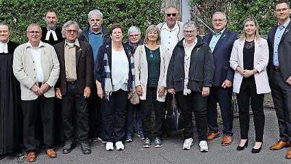 Die Jubilare der Silbernen und Goldenen Konfirmation: (v.l.) Pfarrerin Sonja von Aschein, Bernd Schneider, Pfarrer Jürgen Blechschmidt, Werner Treiber, Rudi Steinert, Petra Treiber, geb. Schmitt, Christina Häfner, geb. Wöhner, Claudia Seifert, geb...