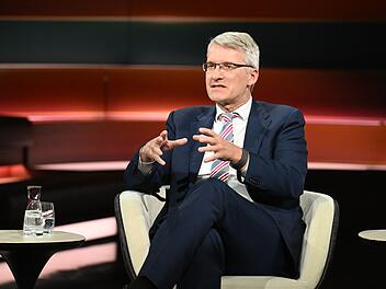 Elmar Theve&szlig;en war 2025 so oft wie kein anderer in deutschen Talkshows zu Gast - hier bei "Markus Lanz" im ZDF.