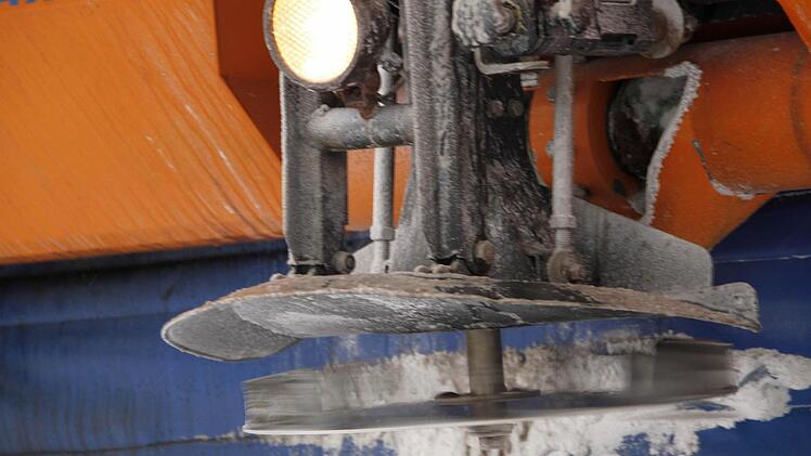 Nach der Blitzeis-Warnung haben Kühn und Kollegen rund zehn Tonnen Salz auf die Straßen verstreut.