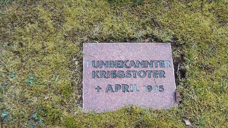 Viele der begrabenen Soldaten sind unbekannte Kriegstote.