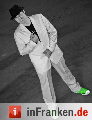 Mario Richter zeigt ein Zauberprogramm, das von Gedankenlesen bis hin zum Männerstrip im Planschbecken geht.