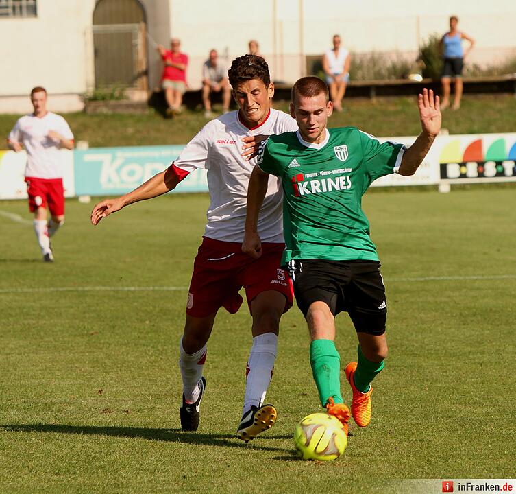 Der Sander Christoph Gonnert (rechts) schirmt hier seinen Ball geschickt gegen den Regensburger Ali Odabas ab.