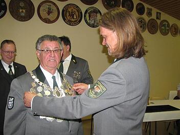 Erster Schützenmeister Ingo Hoffrichter legt dem neuen Schützenkönig Rolf Bätz die Amtskette an. Foto: Martin Koch