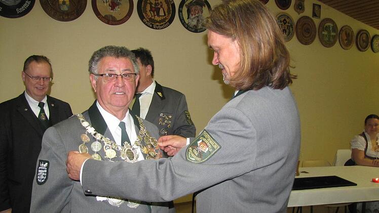 Erster Schützenmeister Ingo Hoffrichter legt dem neuen Schützenkönig Rolf Bätz die Amtskette an. Foto: Martin Koch