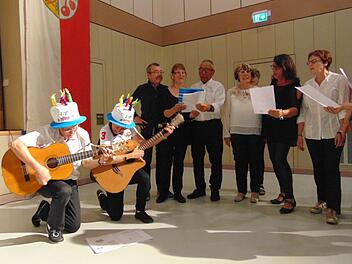 Ein Geburtstagsständchen mit passenden Hüten sang der Freundeskreis Foto: Petra Malbrich