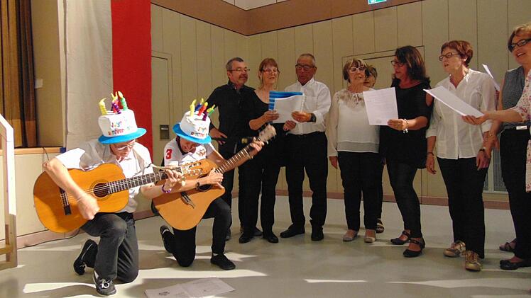 Ein Geburtstagsständchen mit passenden Hüten sang der Freundeskreis Foto: Petra Malbrich