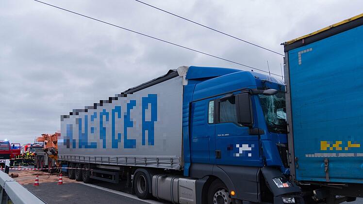 Der Fahrer des Baukrans wurde sehr schwer verletzt. Foto: NEWS5 / DESK