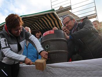 Mit drei Schlägen hat Kircheherenbachs Bürgermeisterin Anja Gebhardt das Bierfass zur Eröffnung des traditionellen Maifestes angestochen. Foto: Ronald Heck