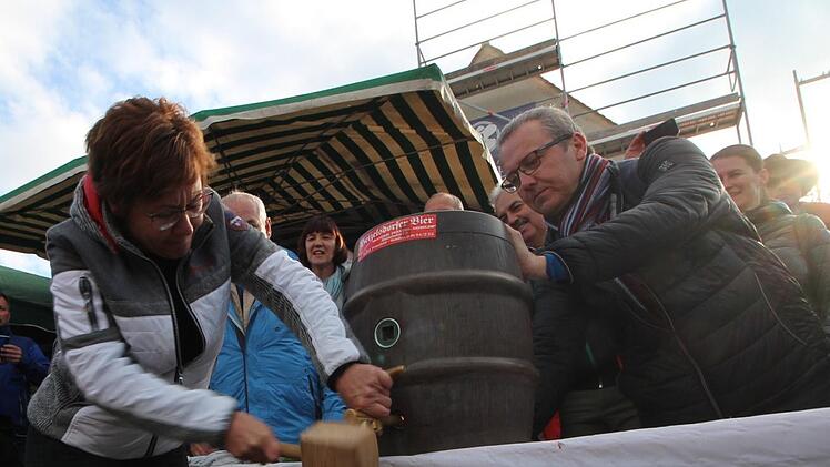 Mit drei Schlägen hat Kircheherenbachs Bürgermeisterin Anja Gebhardt das Bierfass zur Eröffnung des traditionellen Maifestes angestochen. Foto: Ronald Heck