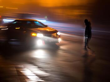 Auf der A5 bei Alsfeld ist am Samstagabend ein Fu&szlig;g&auml;nger von mehreren Autos und einem Lkw &uuml;berfahren worden. Der Mann kam dabei ums Leben. Symbolbild: vbaleha/Adobe Stock
