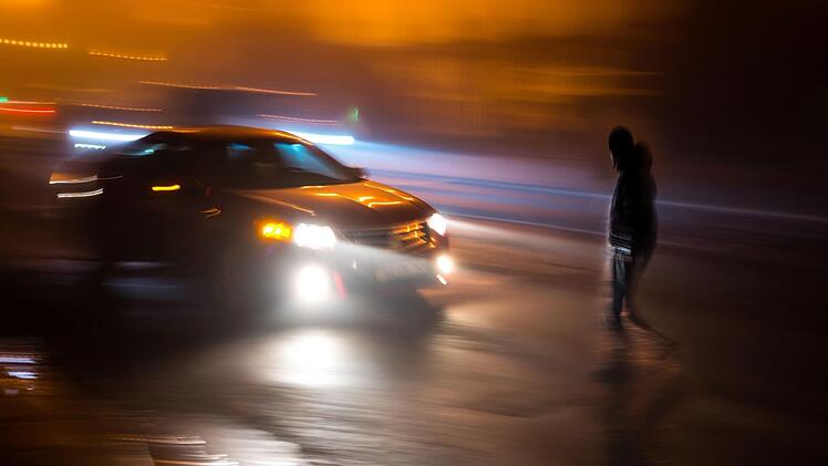 Auf der A5 bei Alsfeld ist am Samstagabend ein Fu&szlig;g&auml;nger von mehreren Autos und einem Lkw &uuml;berfahren worden. Der Mann kam dabei ums Leben. Symbolbild: vbaleha/Adobe Stock