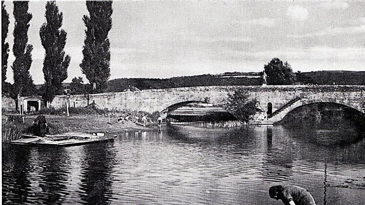 Die alte Saalebrücke vor der Sprengung am 6. April 1945. Die  Sprengung war    äußerst sinnlos war. Foto: Archiv Josef Kirchner