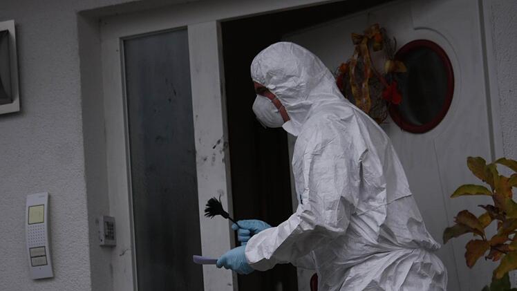 Ermittler sichern Spuren am Tatort in Ebermannstadt: Ende Oktober 2009 wird eine Rentnerin tot in ihrer Wohnung gefunden. Was war passiert? Foto: Josef Hofbauer/Archiv