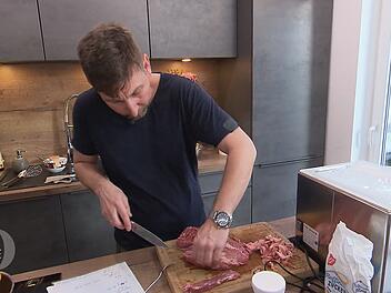 Der Star des Abends ist nicht nur Mike, sondern auch sein teures Angus Rind.